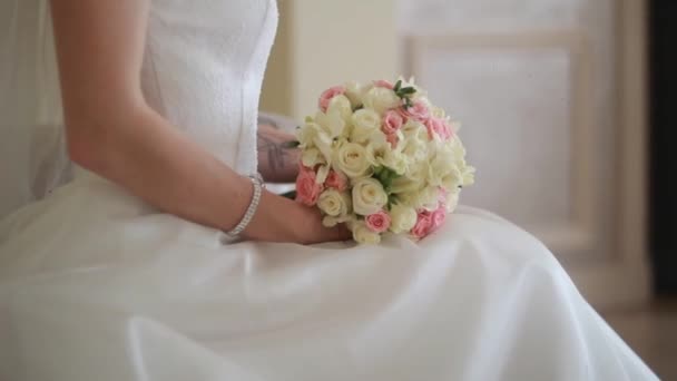 Mani degli sposi con anelli su un bellissimo bouquet da sposa — Video Stock