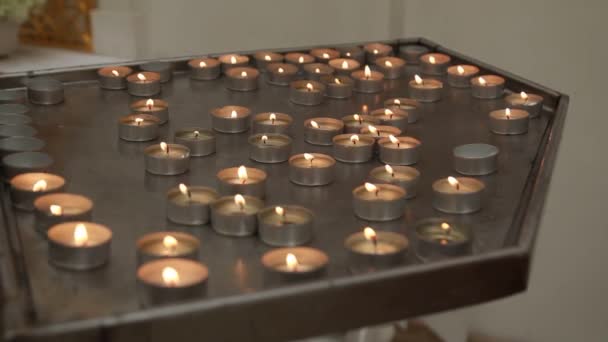 Viele Kerzen in der Kirche — Stockvideo