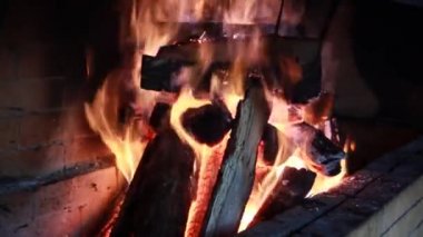 Yangın ahşap tuğla fırınında yanıyor
