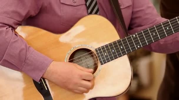 Homem tocando guitarra acústica — Vídeo de Stock