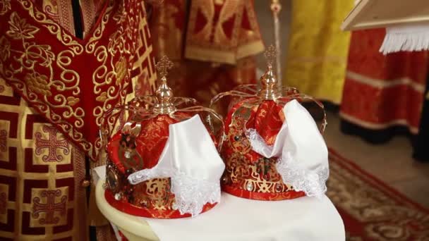 Traditionele orthodoxe kerk, gouden ring van Rusland, klokkentoren, klooster, kruis op de top, onder wederopbouw — Stockvideo