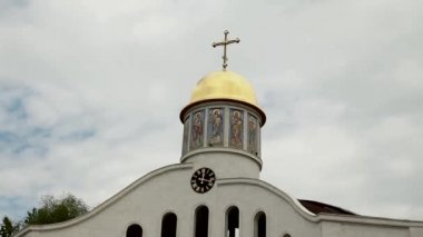 geleneksel Ortodoks Kilisesi, altın yüzük, çan kulesi, manastır, çapraz üst üzerinde küçük yeniden yapılanma