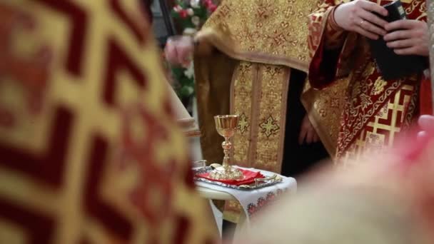 Traditionelle orthodoxe Kirche, Goldring, Glockenturm, Kloster, Kreuz auf der Spitze, im Wiederaufbau — Stockvideo