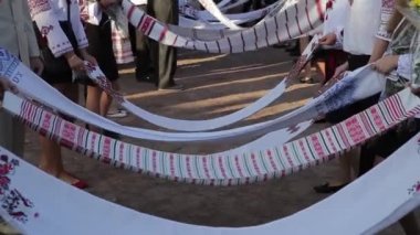 Anne elinde Ukraynalı havlu