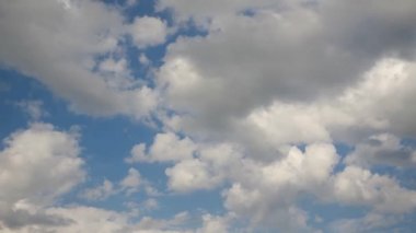 Zaman atlamalı güzel beyaz bulutlar gökyüzünde Ukrayna üzerinden