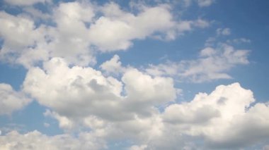 Zaman atlamalı güzel beyaz bulutlar gökyüzünde Ukrayna üzerinden