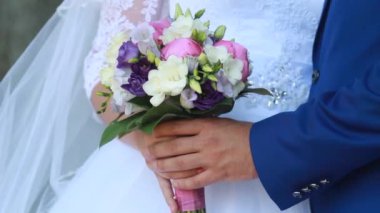 Düğün Çiçeğindeki Eller ve Yüzükler