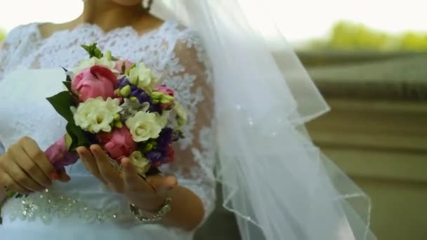 Beau bouquet de mariage entre les mains de la mariée — Video