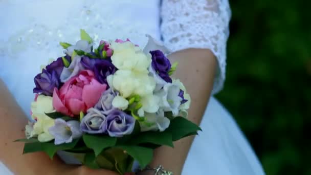 Beau bouquet de mariage entre les mains de la mariée — Video