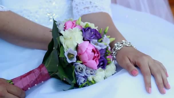 Beau bouquet de mariage entre les mains de la mariée — Video