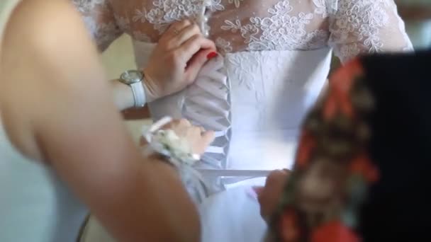 Novia preparándose. hermosa novia en vestido de novia blanco con peinado y maquillaje brillante. Feliz chica sexy esperando al novio. Señora romántica en vestido de novia tienen la preparación final para la boda — Vídeos de Stock