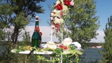 Çiçeklerle süslenmiş düğün kemeri