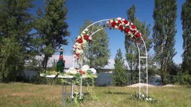 Çiçeklerle süslenmiş düğün kemeri