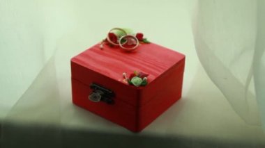 Kırmızı bir kutu üzerinde güzel alyans