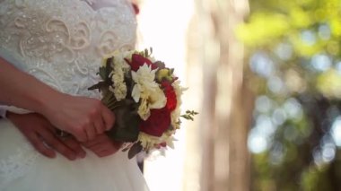 Gelinin elinde düğün buketi
