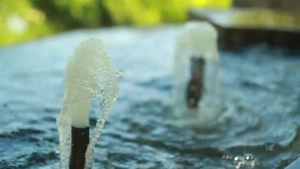 Zwei Wasser am Straßenbrunnen. — Stockvideo