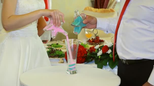 Пісочна церемонія виконується на весіллі — стокове відео