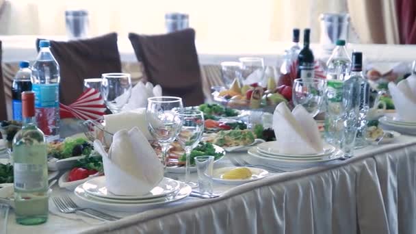 Conjunto de mesa para la boda u otra cena de evento abastecido — Vídeo de stock