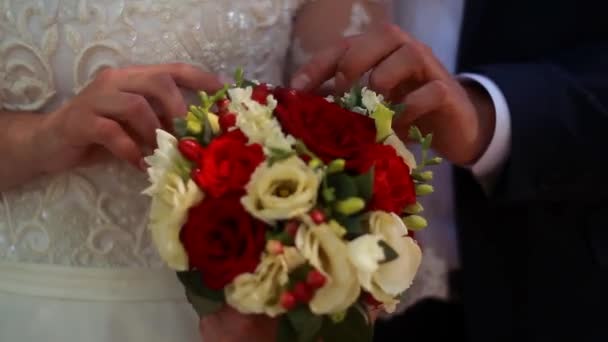 Bouquet de mariage entre les mains de la mariée — Video