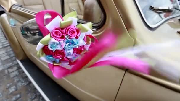 Hermoso ramo de boda rojo en el coche — Vídeo de stock