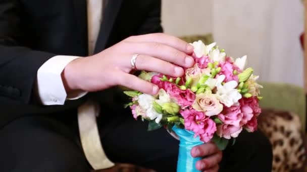 Наречений тримає весільний букет — стокове відео