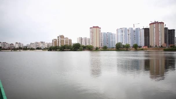 Immeubles d'appartements reflétés dans le lac — Video