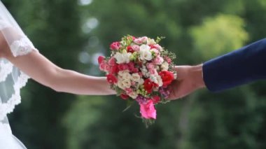 Düğün buketi gelin ve damat elinde