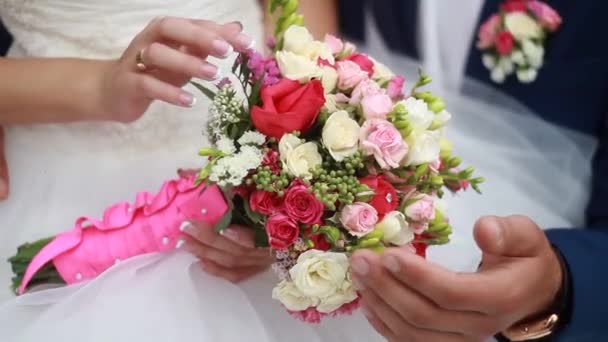 Bouquet de mariage entre les mains de la mariée et du marié — Video