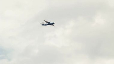 Ukrayna gökyüzünde uçan uçak