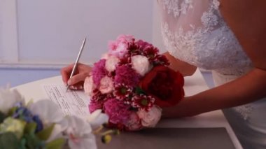 Gelin evlilikte imza atıyor