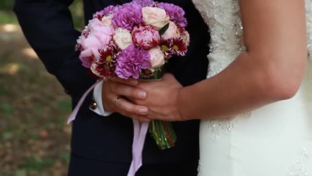 Flores de boda en mano de novia — Vídeos de Stock