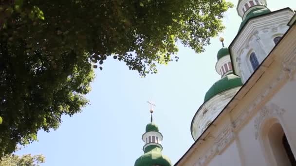 Hand, Ukraina, traditionella, bindande, kyrka, religion, bröllop, bro, brudgummen, våren — Stockvideo