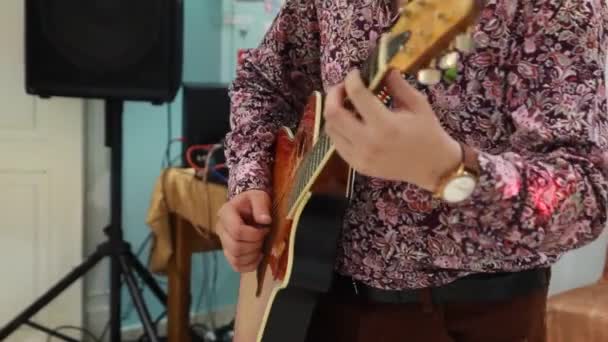 Uomo suonare la chitarra acustica — Video Stock