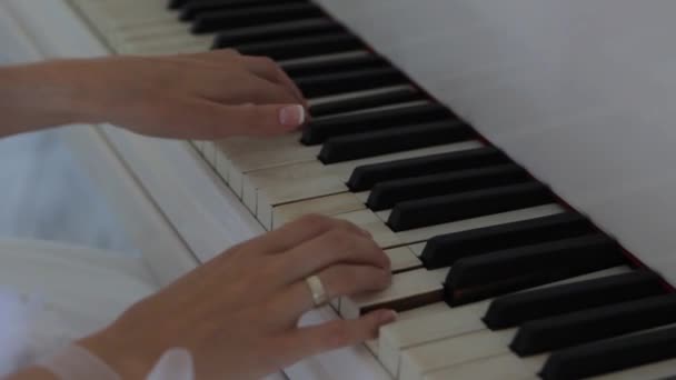 Noivas mãos tocando piano — Vídeo de Stock