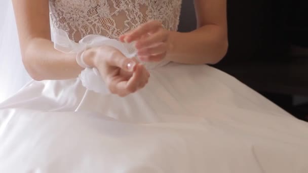Krásné nevěsty, ruce na svatební šaty — Stock video