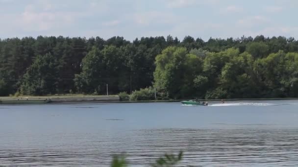 Paisagem com belo lago e céu — Vídeo de Stock