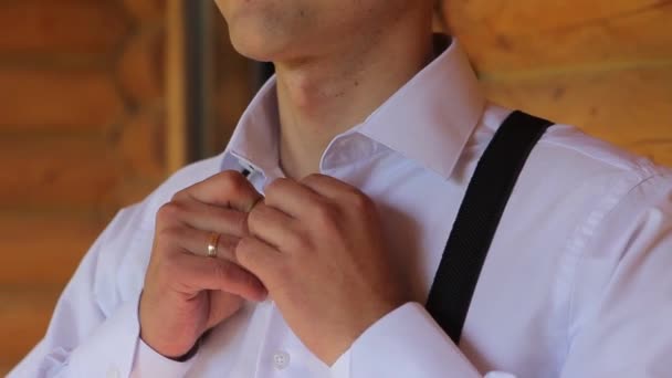 Hombre camisa botones boda Ucrania — Vídeo de stock