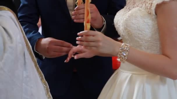 Le mariage dans l'église, la mariée et le marié robe de mariée Ukraine — Video