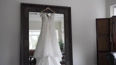 Gelin ve damadın hazırlık detaylarını gösteren sinematik düğün sabahı görüntüleri. Düğün ayakkabıları, şık elbiseler, damatlık takımı ve aksesuarların yakın çekimleri hazırlanırken..