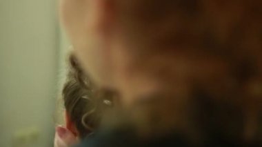 Stilist saç modeli gelin yapar