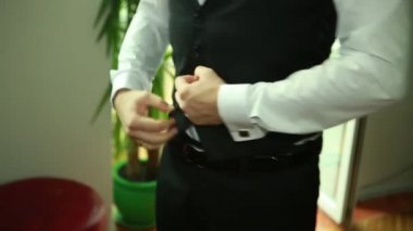Şık düğmeleri düğmeler yeleği üzerinde damat