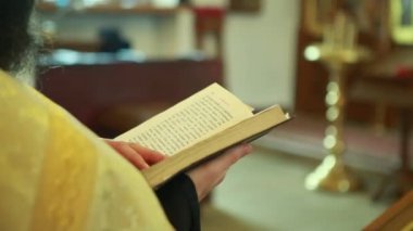 Kilisede rahip İncil sayfa paramparça