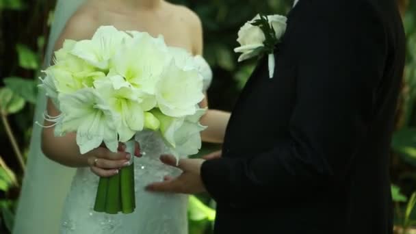 Beau bouquet de mariage dans les mains — Video