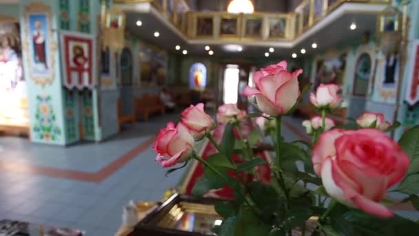 Розы в церкви в фокусе — стоковое видео