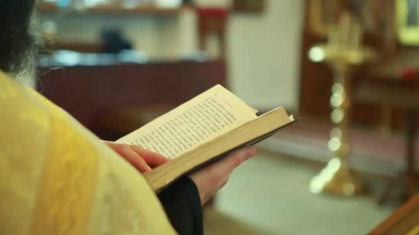 A pap a templomban roncsolja az oldalon a Biblia — Stock videók