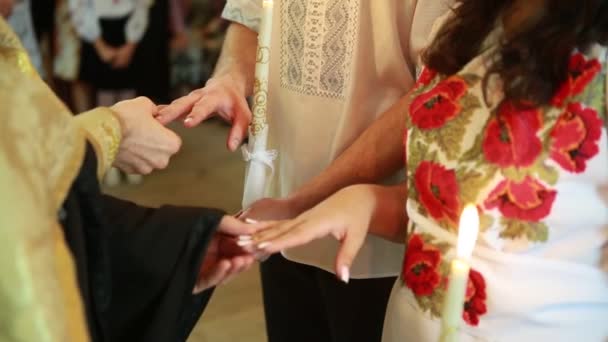 Sacerdote en la iglesia vestidos de novia boda novias — Vídeo de stock