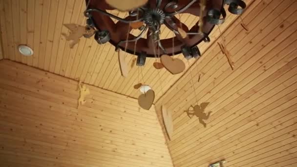 Décoration de mariage sous la forme de cœurs en bois et Cupidon — Video