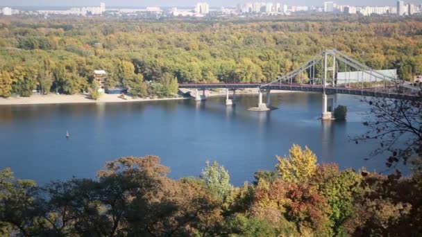 A beautiful autumn view of the pedestrian bridge over the river Dnipro — Stock Video