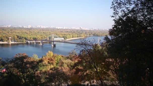 Une belle vue d'automne sur le pont piétonnier sur la rivière Dnipro 
