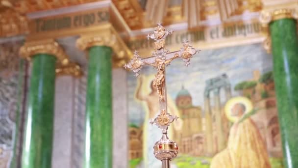 Εκκλησία χρυσό σταυρό στο επίκεντρο με φόντο εικονίδια της εστίασης — Αρχείο Βίντεο